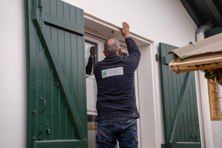 Photographie professionnelle d’un ouvrier installant une fenêtre pour Adour PVC, réalisée par notre agence de communication.