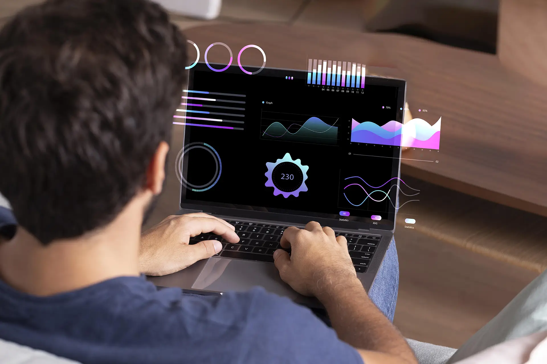 Homme analysant des statistiques sur un ordinateur - Suivi des performances digitales