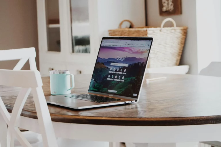 Ordinateur portable ouvert sur la page d'accueil de Google