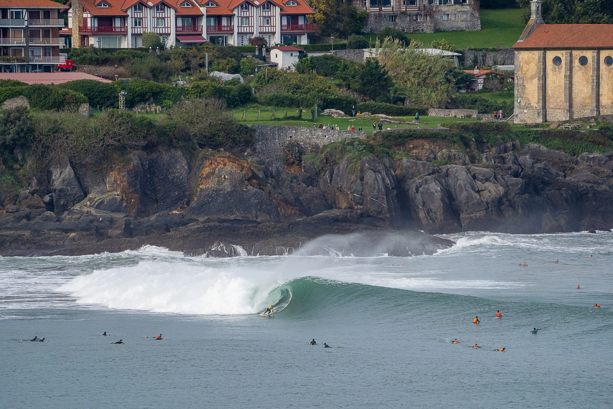 Vagues déferlant sur une plage de la côte landaise