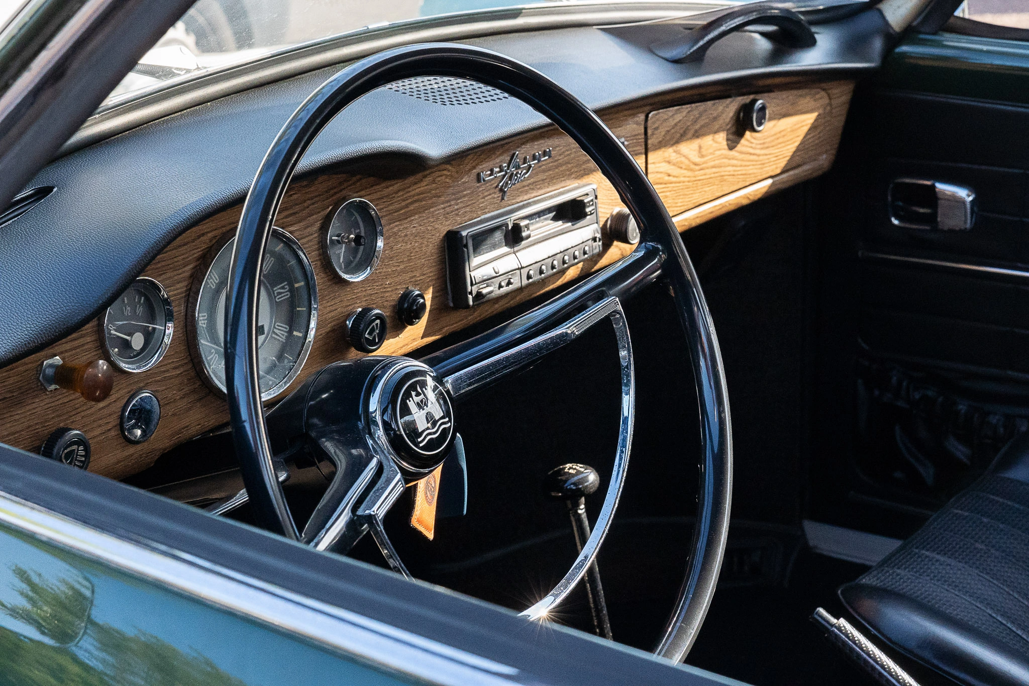 Gros plan sur le volant d’une voiture vintage - Photographie événement automobile