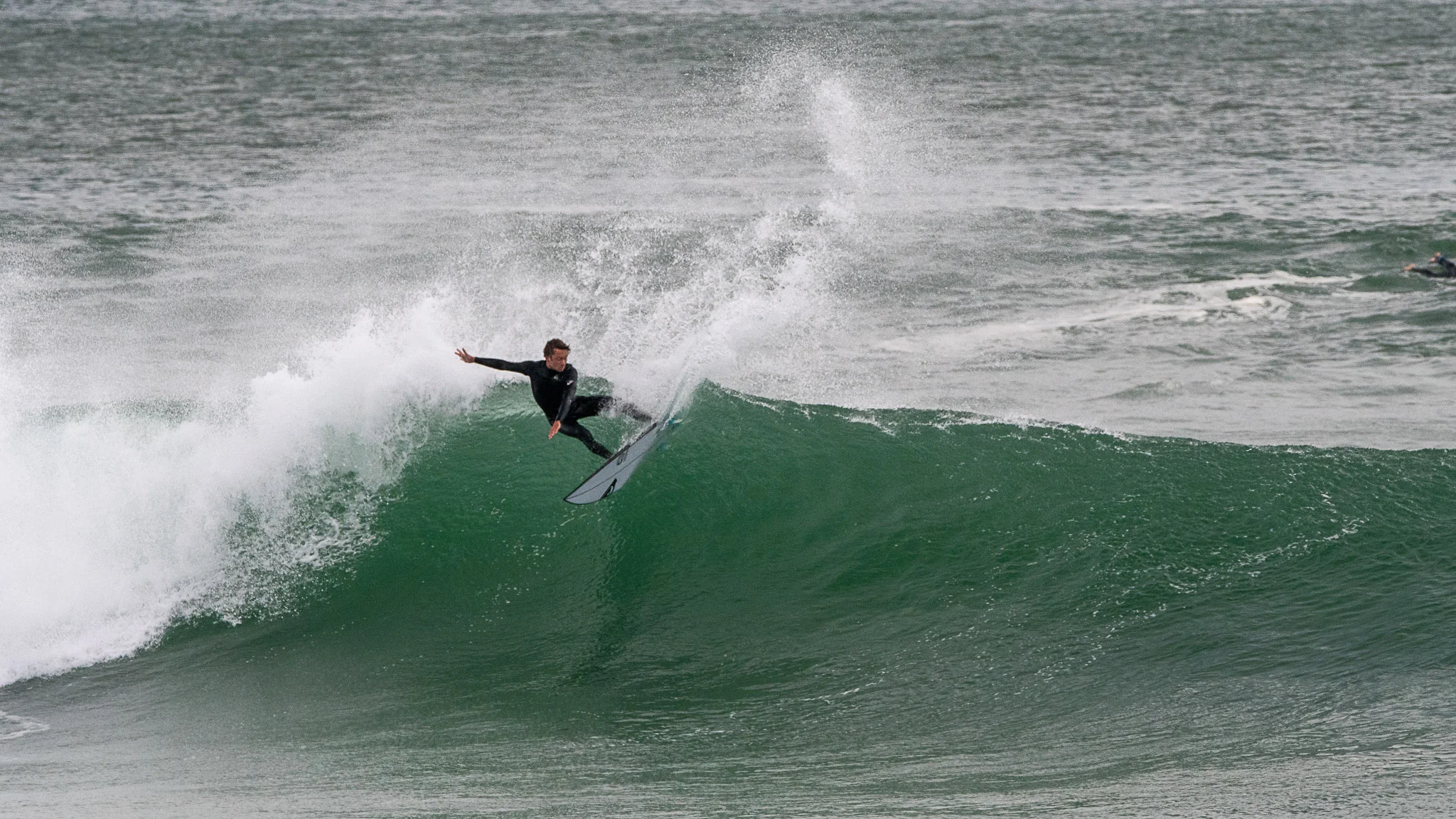 Surfeur sur une vague de la côte basque