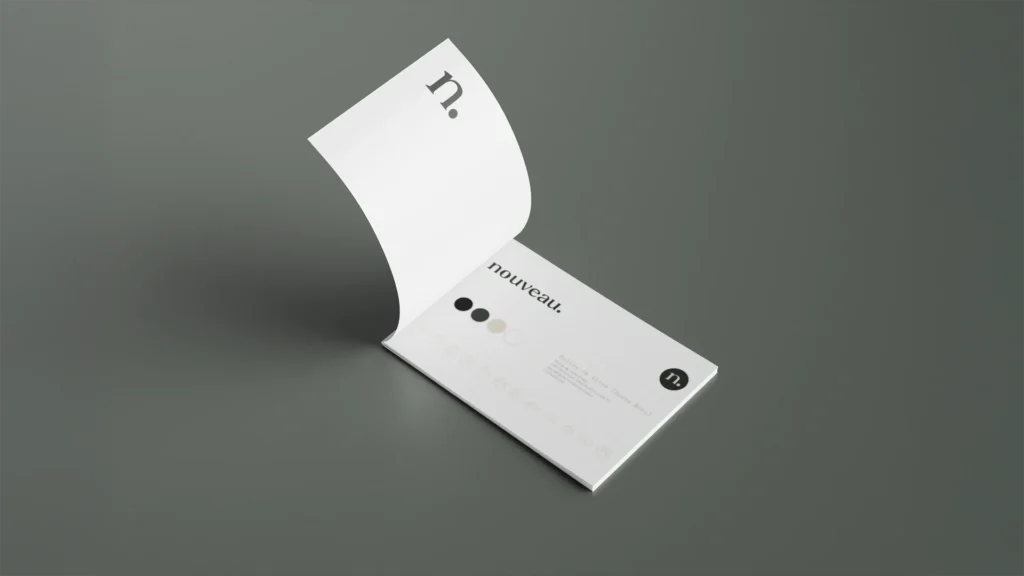 Présentation de l’identité visuelle de Nouveau dans une brochure ouverte
