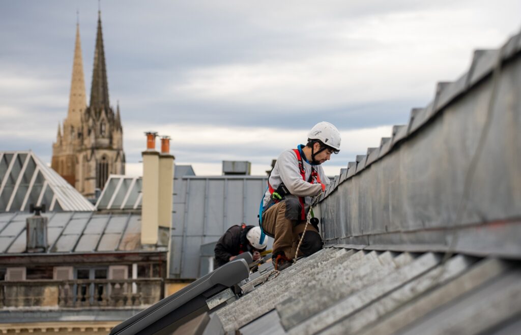 Couvreurs au travail sur un toit en zinc à Bayonne, réalisation Les Ateliers du Toit