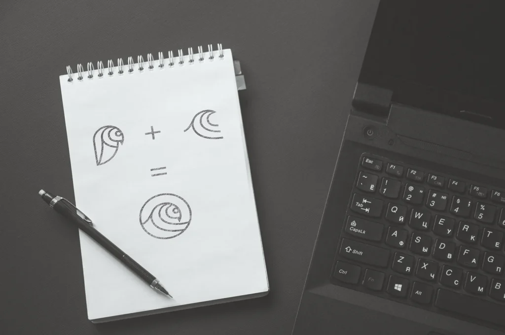 Croquis de construction du logo OwlBlack sur un carnet : le hibou plus la vague donnent le logo