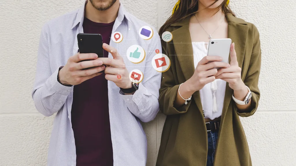 Deux personnes consultent leurs réseaux sociaux sur smartphone, icônes de notifications
